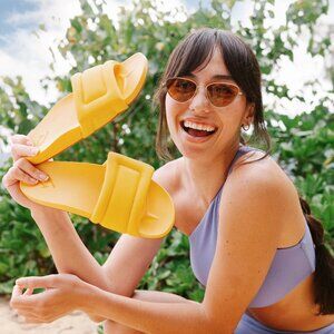 OluKai Sunbeam Women’s Slide Sandals Size 9 $80 in Solar Glow